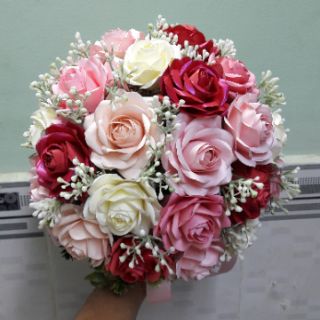 Tay cầm bó hoa cô dâu