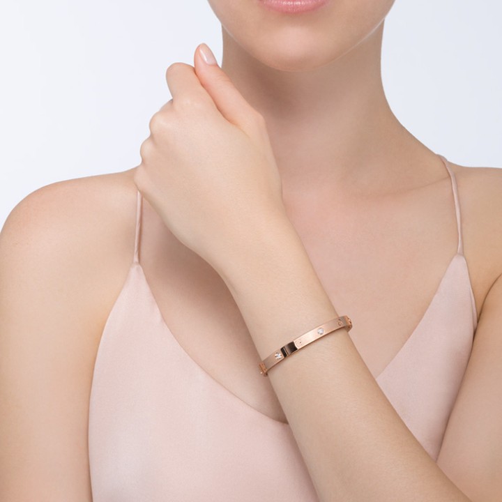 Vòng Tay Love Đính Đá Kèm Tua Vít Titan Không Đen TT 1140