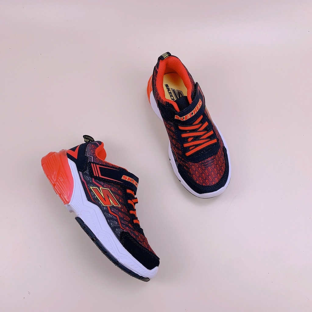 Giày thể thao Skechers màu đen phối đỏ gót đỏ
