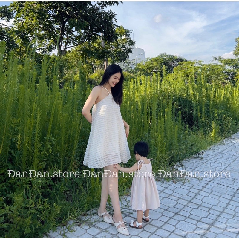 Váy cổ yếm xuông cho mẹ và váy hai dây cho bé