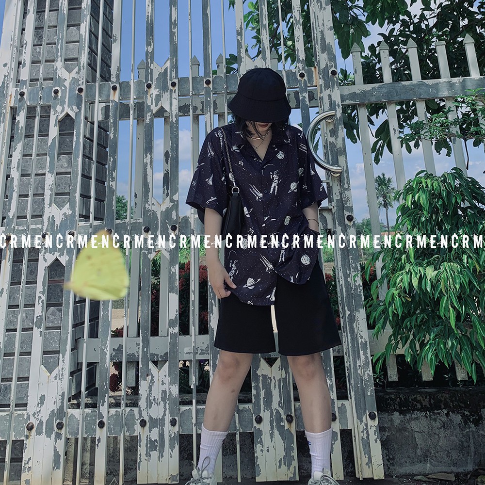 Áo sơ mi tay ngắn nam nữ URLYS form rộng sơ mi họa tiết tay lỡ cổ vest unisex ulzzang phi hành gia đen