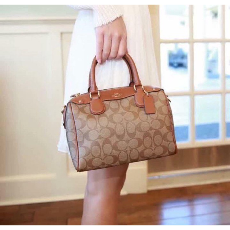 Túi C.oach trống mini logo