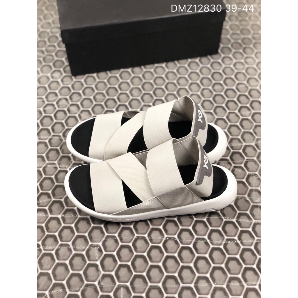 Y3 sandals are on the market. Another masterpiece of Uncle Yamamoto is novel in style and unique in design. Regardless of its thick sole, it is very light to walk, non-slip, and very comfortable on the feet. The heel is elastic with velcro. It is a m