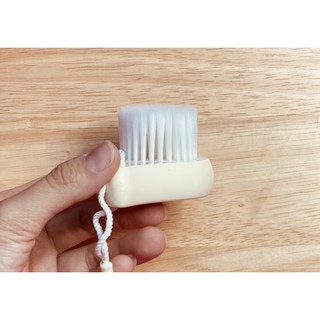 Cọ rửa mặt cầm tay .