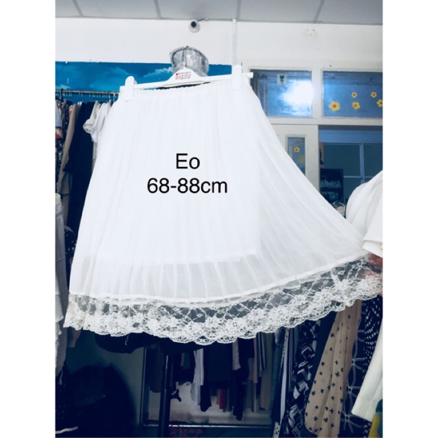 Chân váy voan xếp ly.