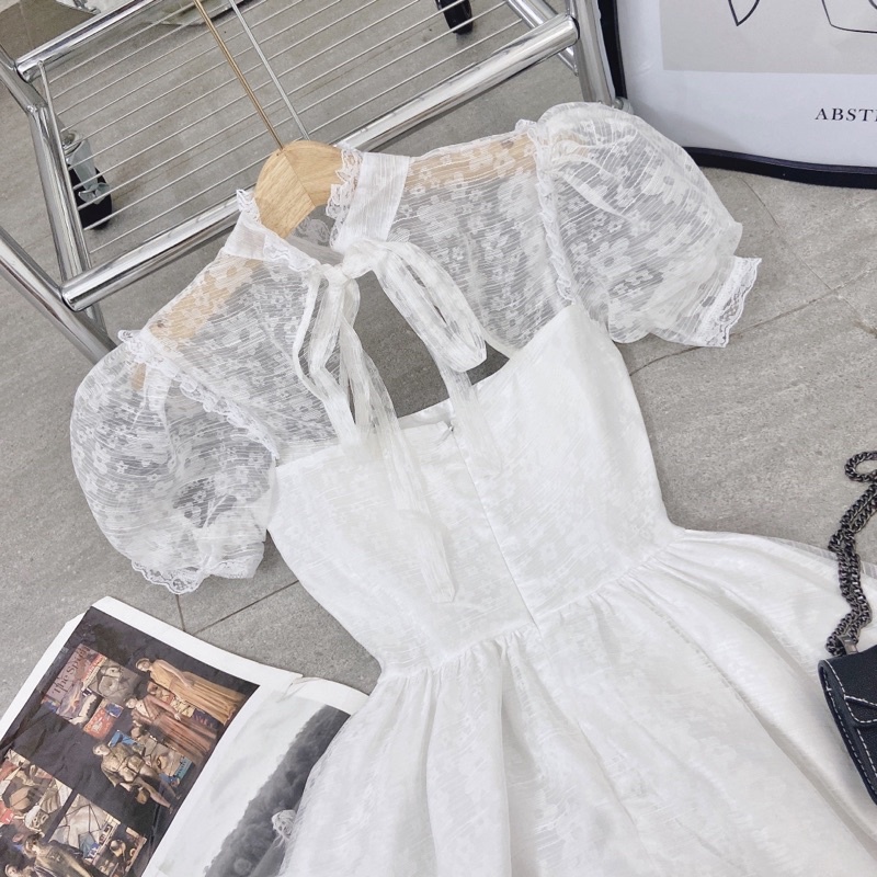 ĐẦM TRẮNG HOA NỔI BÈO CỔ CUT OUT NGỰC TAY BO (KG)