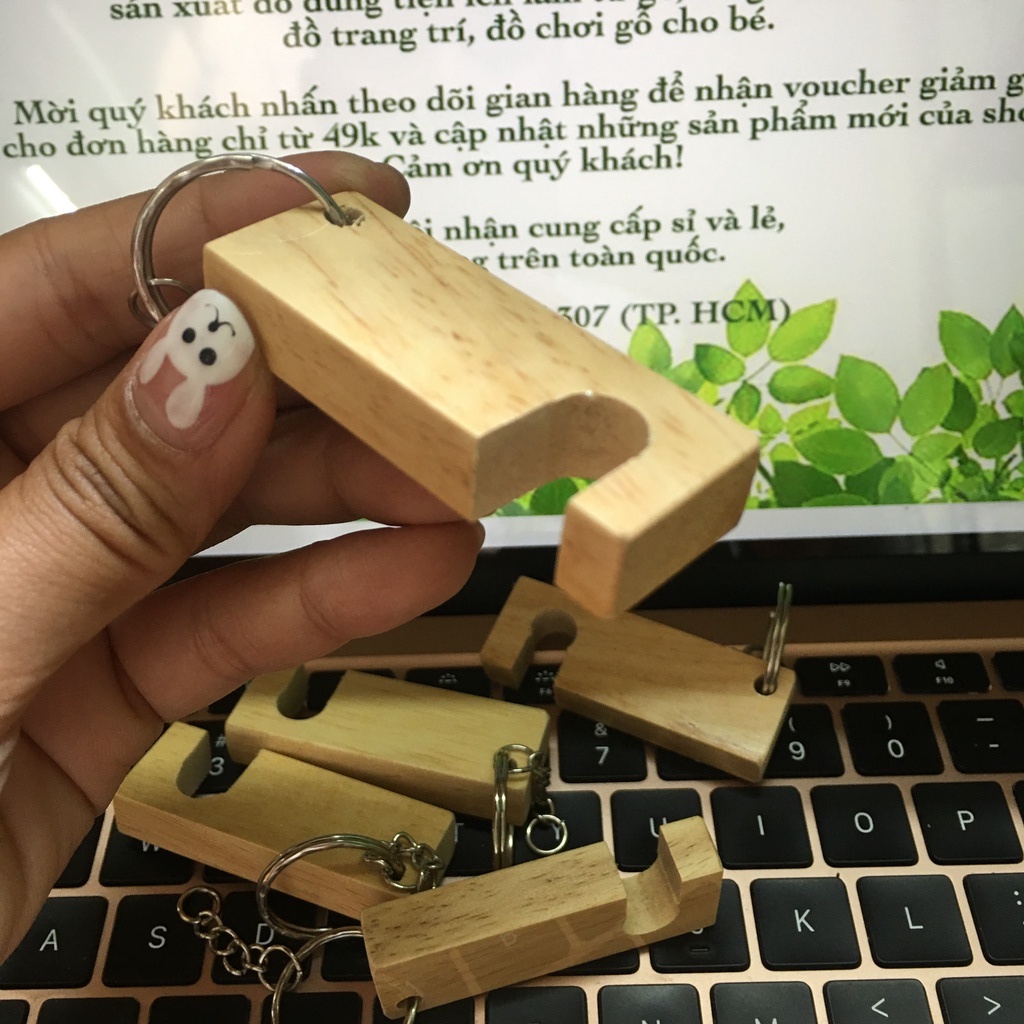 Móc khóa kiêm giá đỡ điện thoại bằng gỗ
