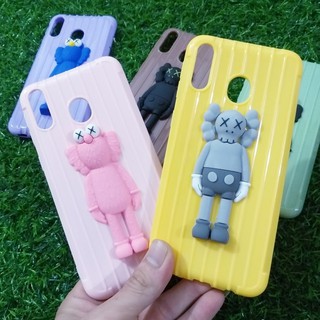 Samsung Galaxy M20 Ốp Lưng dẻo màu thiết kế vân chiếc vali gắn hình KAWS siêu hót