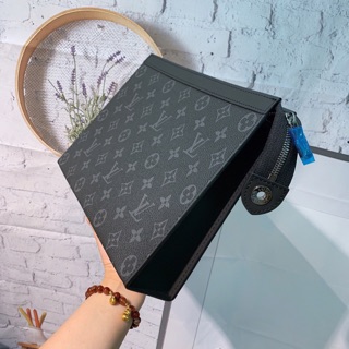 Clutch cầm tay Lv
