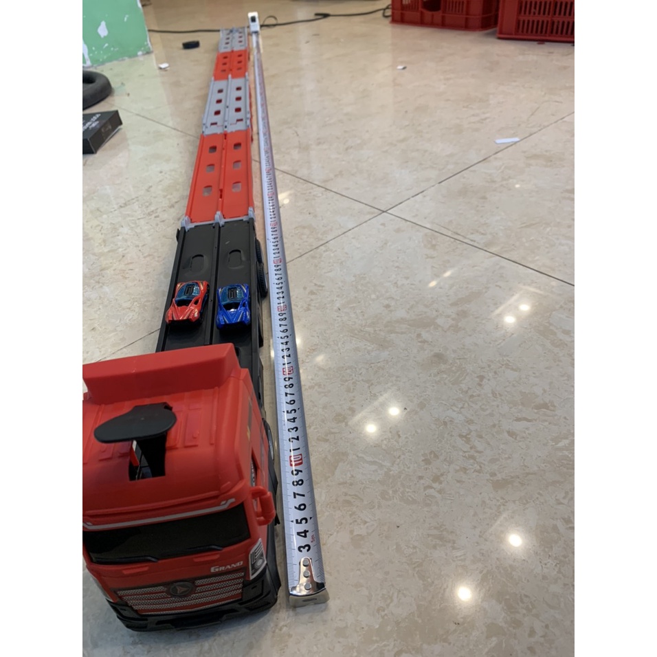 Bộ ô tô đồ chơi 3 tầng cho bé gồm 8 xe con và 1 xe to giúp bé thỏa sức sáng tạo tránh các thiết bị điện tử
