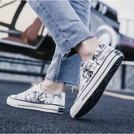 Giày họa tiết graffiti họa tiết hoạt hình thời trang Hungtubes phối cùng vớ cao.