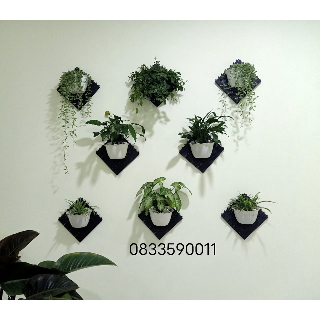 Trang trí vách ban công gồm vỉ sàn composite và chậu. Nhận thi công