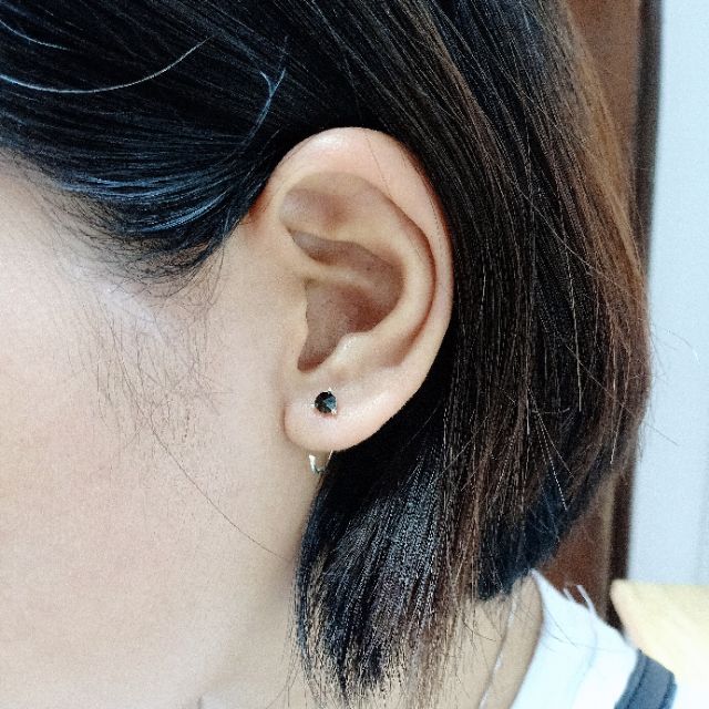 Khuyên móc đá nhân tạo