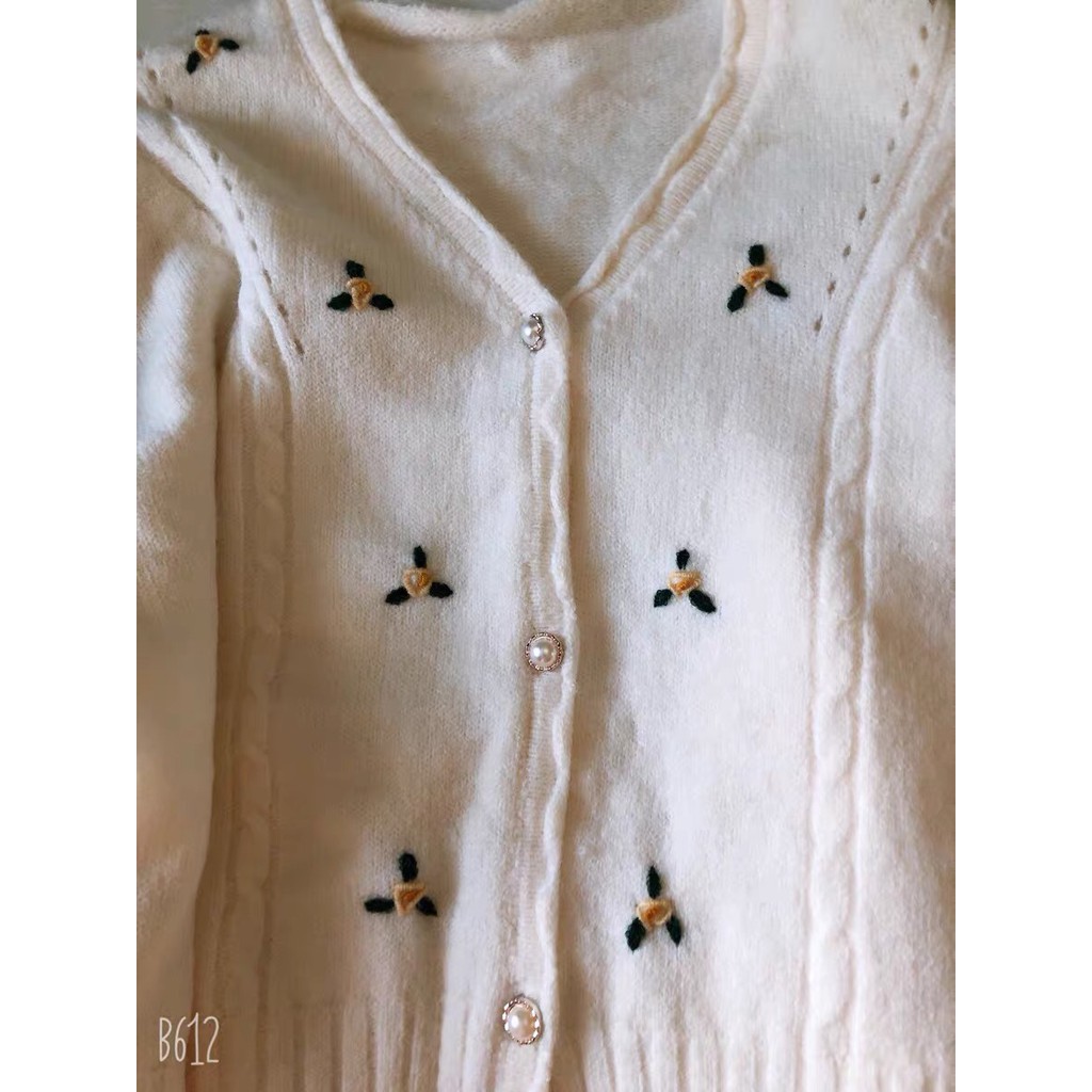 Áo khoác len cardigan thêu hoa nút ngọc trắng xinh xắn (có hình thật) | BigBuy360 - bigbuy360.vn