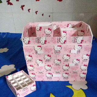 Tủ đựng mỹ phẩm 4 tầng Kitty kèm hộp đựng cọ