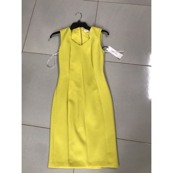 Váy Calvin Klein sát nách cổ V