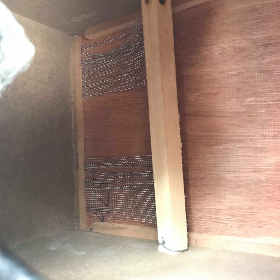 Trống cajon AB màu nâu đen có tay chỉnh kèm bao đựng - Âm snare chắc và đều - Bảo hành 1 năm