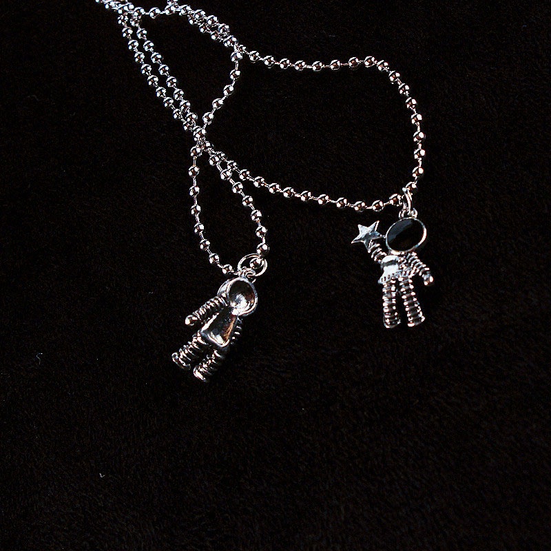 Vòng cổ mặt hình phi hành gia độc đáo cho cả nam và nữ