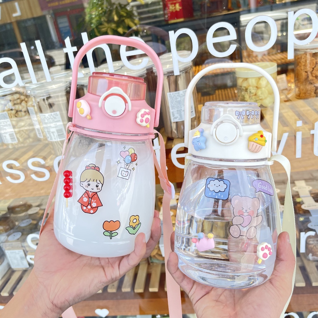 Bình nước 1,3L Bình đựng nước cute chịu nhiệt tốt và ống hút, quai đeo chéo tiện lợi