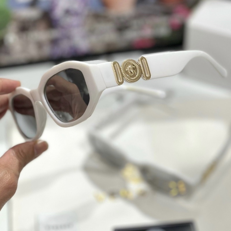 Kính mát thời trang VS VERSACE 2 màu đen trắng logo vàng,phong cách châu âu sang trọng.Kiểu dáng unisex,chống UV400