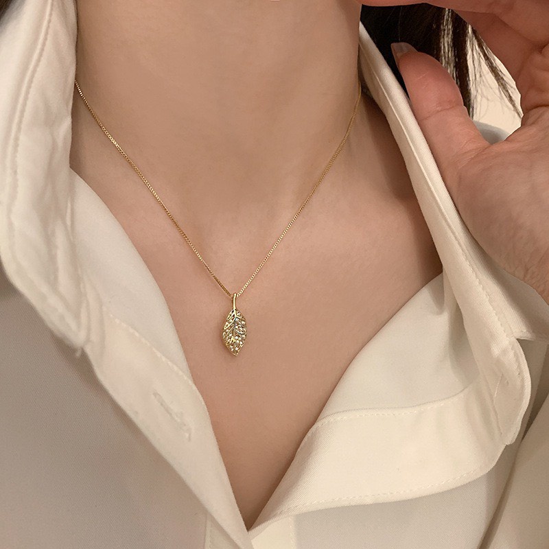 Dây chuyền vòng cổ titan nữ không gỉ mạ vàng 18k hình lá độc đáo  Her Accesories CT25