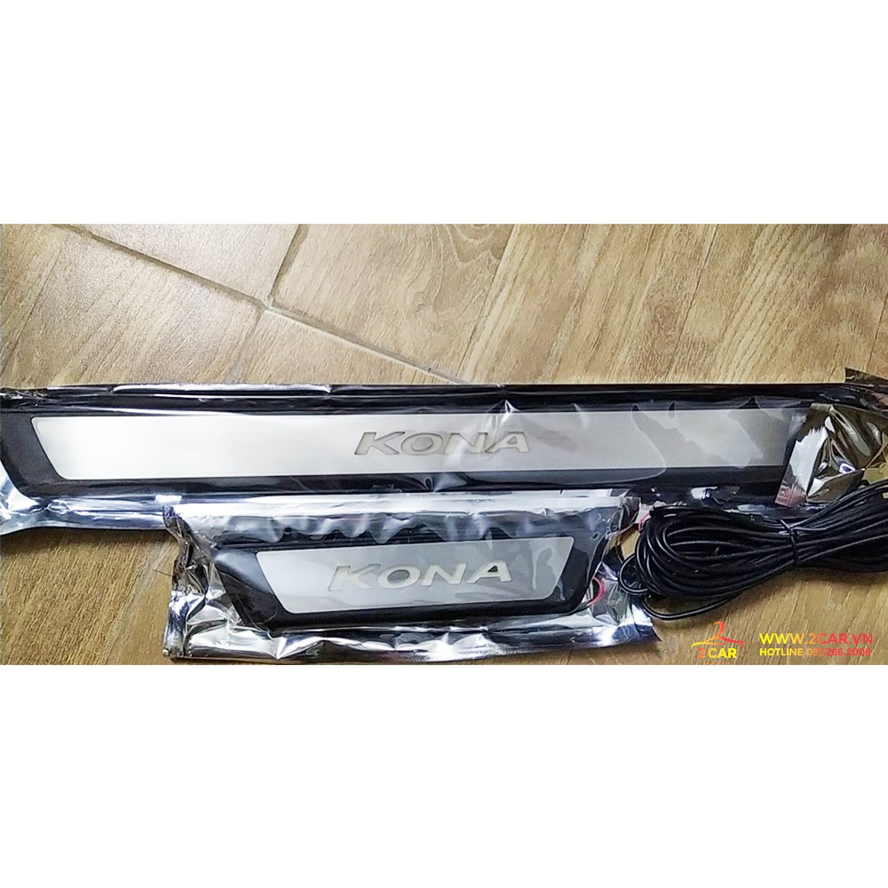 Ốp Bậc Chân Ngoài Xe HYUNDAI KONA 2019, chất liệu NHỰA CÓ ĐÈN LED