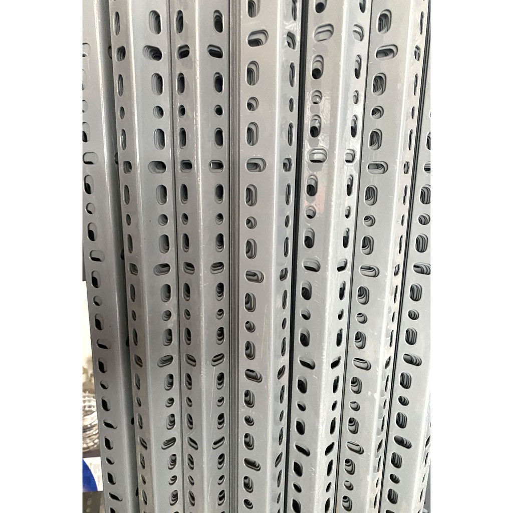 Thanh Sắt V Lỗ đa năng 3x3cm dày 2 ly - dài 30cm