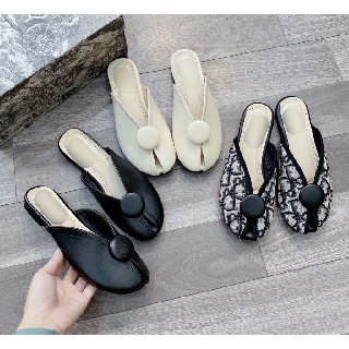 Giày Sục Cánh Hoa Siêu Xinh Phối Khuy Tròn và cánh hoa lỗ mới(3 Màu)