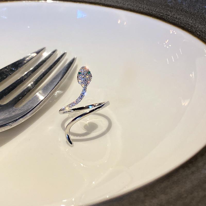 Nhẫn hoạ tiết rắn nhỏ đính đá hot trend độc đáo NHAN85