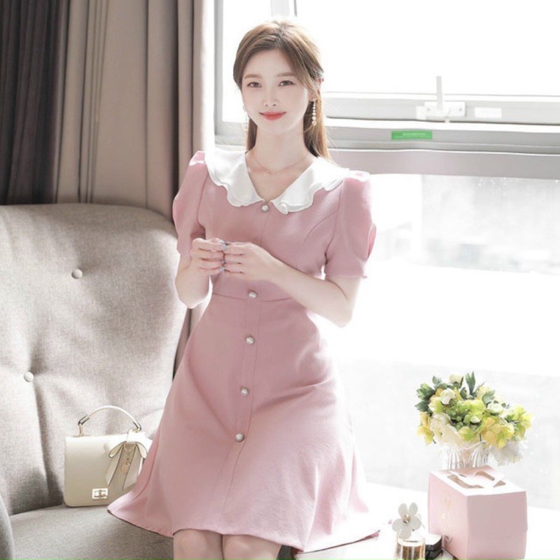 Đầm váy hồng cổ trắng nút ngọc