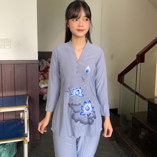 Thời trang nữ đi chùa, áo lam cách tân lỡ cổ trụ vẽ sen