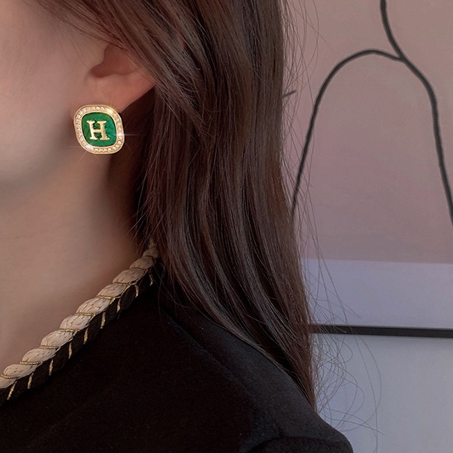 Hoa tai hình chữ cái thời trang thu đông