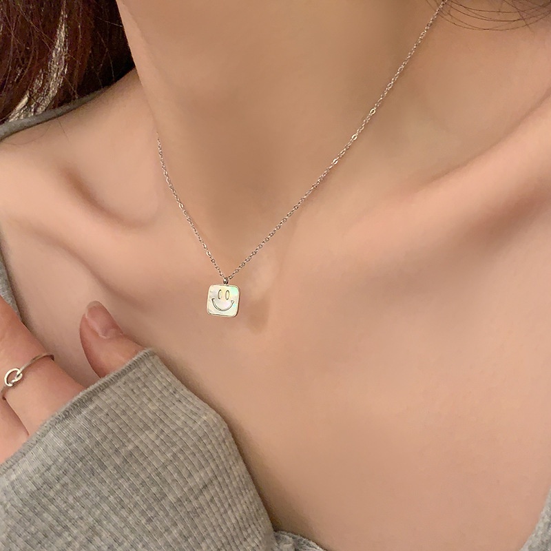 Vòng cổ Mặt Hình Vuông Họa Tiết Mặt Cười Đơn Giản Thời Trang 2022 Sang Trọng Cho Nữ
