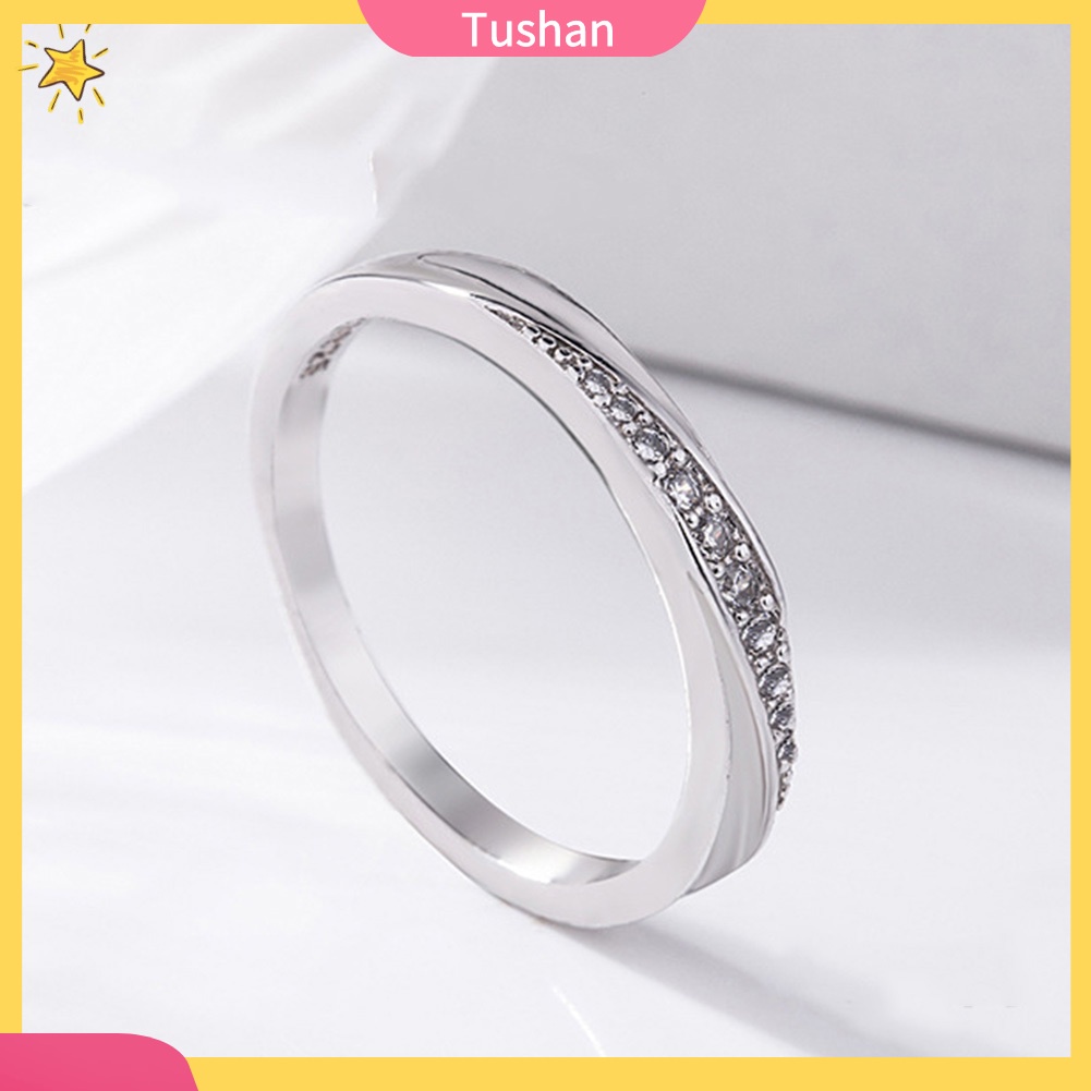 Nhẫn đính hôn đính đá zircon hình tròn sang trọng