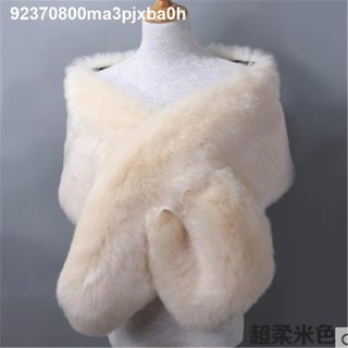 Khăn choàng lông giả cho cô dâu
