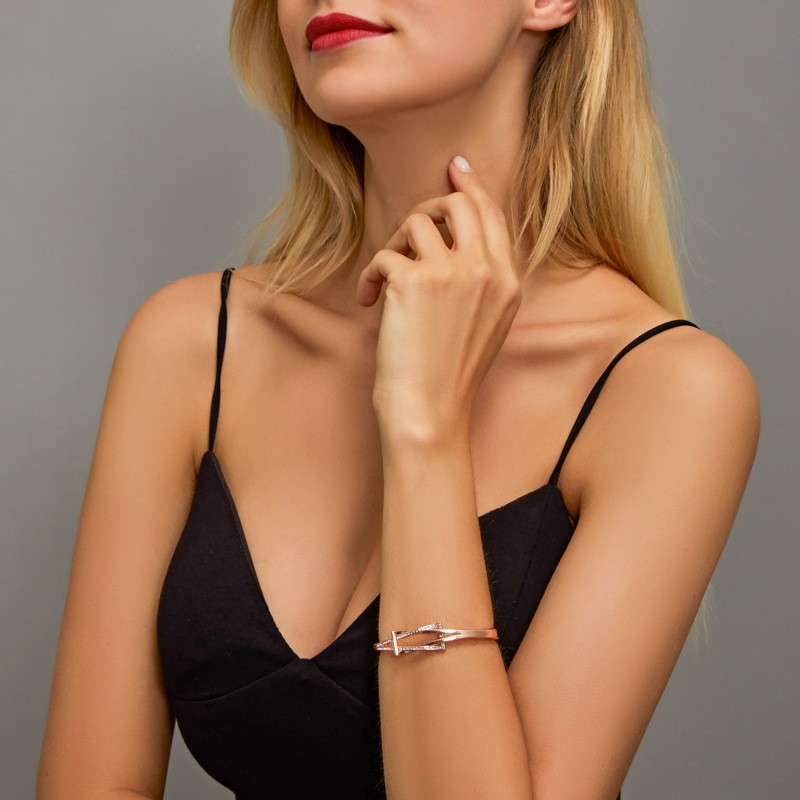 Vòng Tay Đính Đá Phong Cách Âu Mỹ Sang Trọng