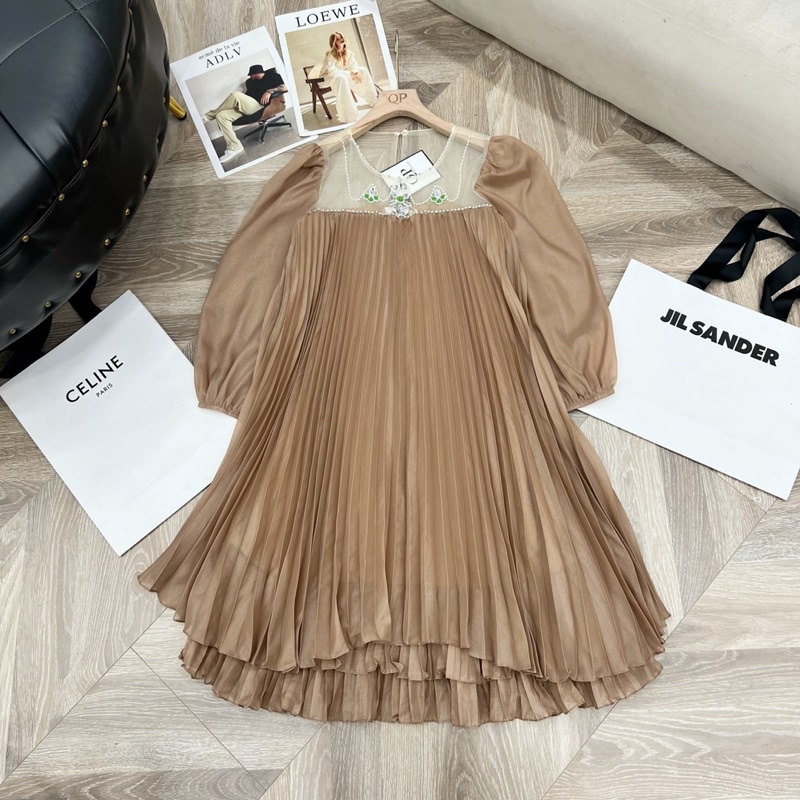 Váy suông dập ly cổ đính đá