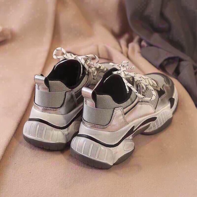 Giày thể thao màu bạc