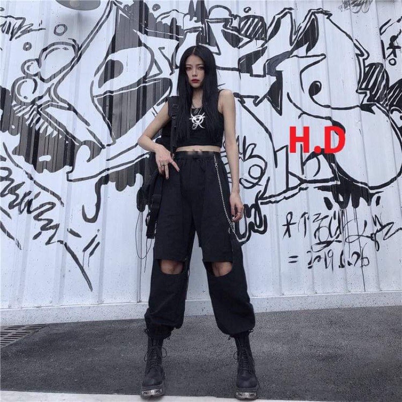 Set áo croptop 3 lỗ + quần jogger hở gối tháo rời thành quần sooc