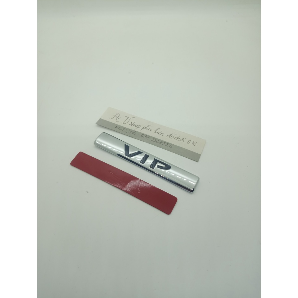 logo trang trí bằng kim loại nguyên khối chữ VIP có miếng dán đi kèm