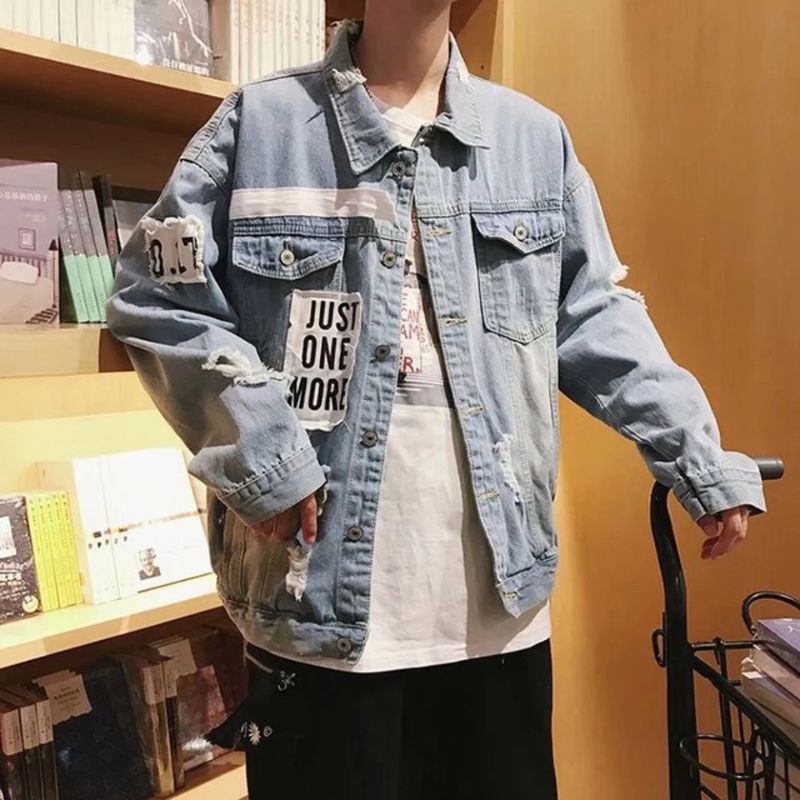 Áo khoác jean nam màu xanh có 2 túi nắp hộp trước ngực, phối rách cài cúc chất denim dáng suông thời trang thu đông