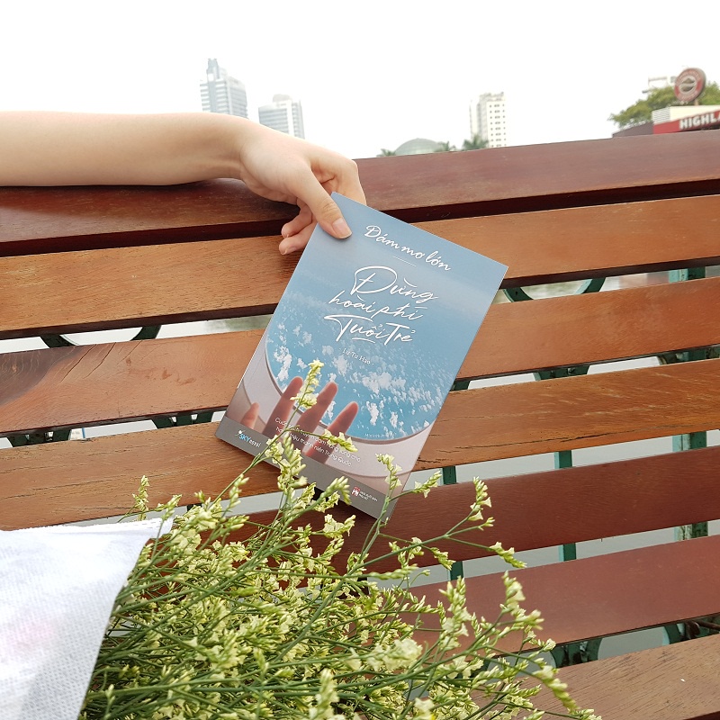 Sách - Dám Mơ Lớn, Đừng Hoài Phí Tuổi Trẻ