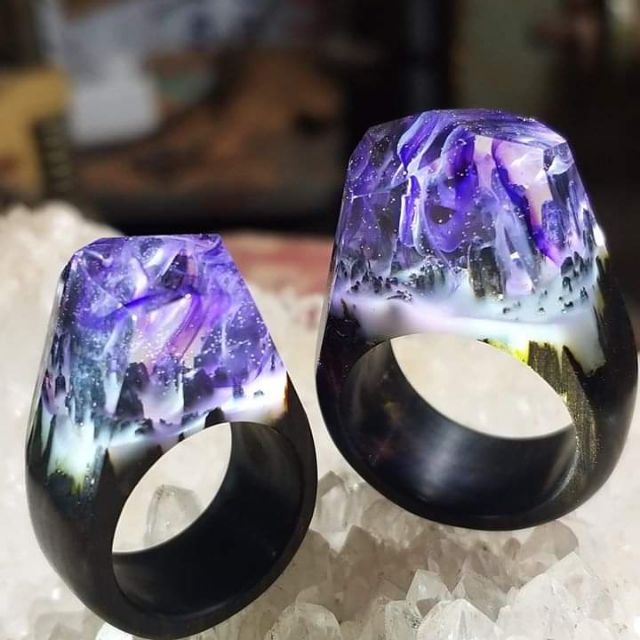 Nhẫn gỗ mun sừng kết hợp resin hiệu ứng núi tuyết.