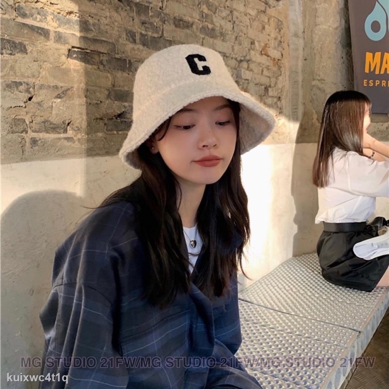 Mũ lông cừu thêu chữ “C“ đơn giản