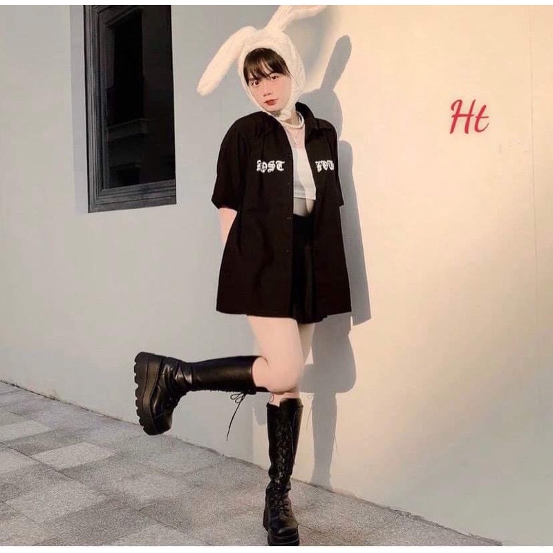 Áo sơ mi đen tay lỡ nam nữ in chữ cổ điển ht