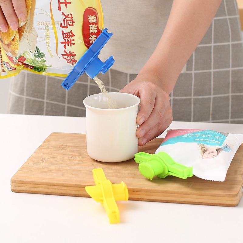 Kẹp giữ miệng túi thực phẩm có lỗ rót và nắp vặn tiện lợi (1 cái-màu ngẫu nhiên)