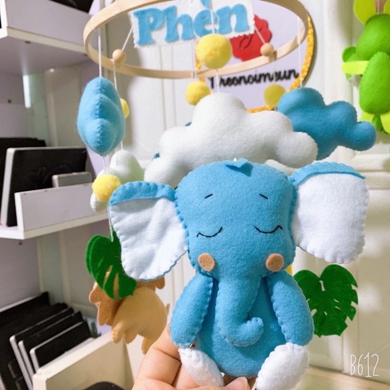 Đồ chơi treo nôi cũi kích thích thị giác cho bé sơ sinh, treo nôi đen trắng tự xoay phát nhạc mẫu THÚ RỪNG VOI XANH