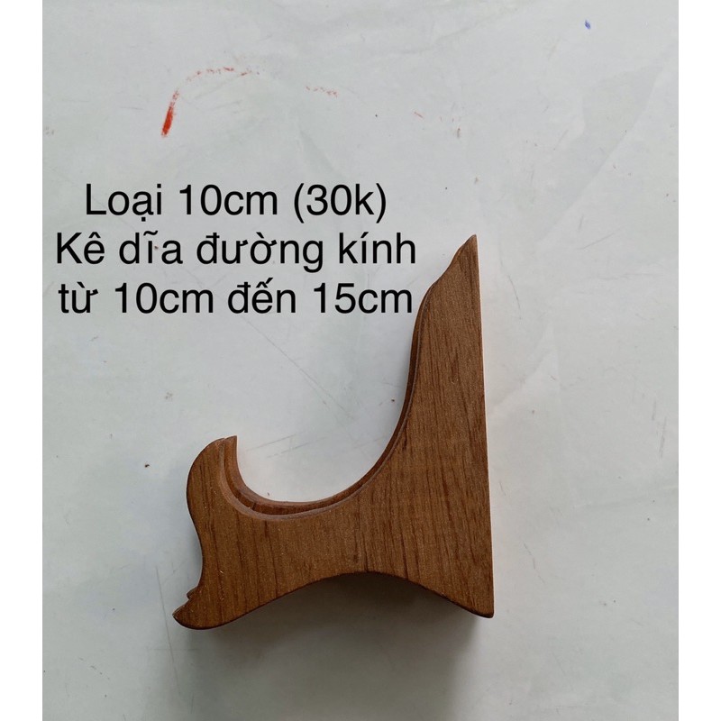 Giá kê trưng bày dĩa làm bằng gỗ