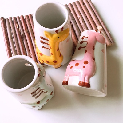 Đế bình nước sứ hươu cao cổ dành cho hamster