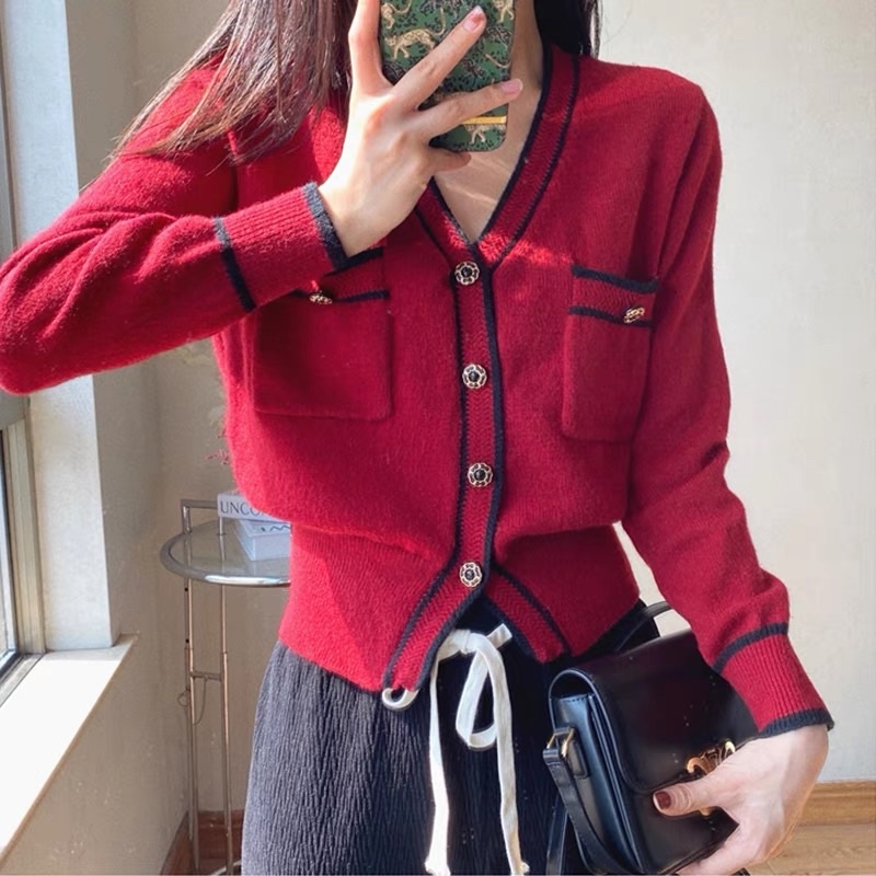 Áo len màu đỏ phong cách kiểu Nhật năm 2023